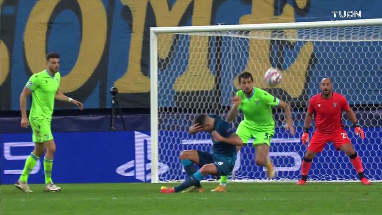 Tarjeta amarilla. El árbitro amonesta a Dejan Lovren de Zenit St Petersburg.