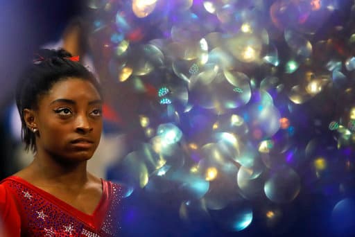 Simone Biles observa atenta en la final por equipos para mujeres en lo que fue una jornada tensa para las favoritas, las estadounidenses.