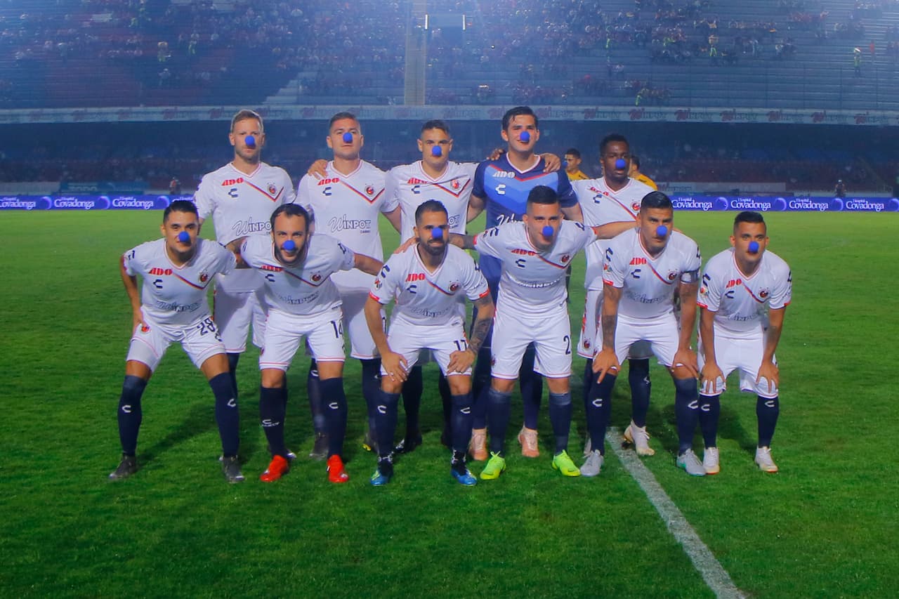 El equipo escualo se presentó ante su afición con este once inicial.