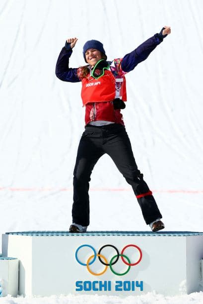 "Es el bigote de la suerte", explicó Samkova, que como ya es costumbre desde 2011, cuando lució por primera vez su ya famoso mostacho en los Mundiales disputados en la estación catalana de la Molina, volvió a pintarse su falso bigote para su debut olímpico.