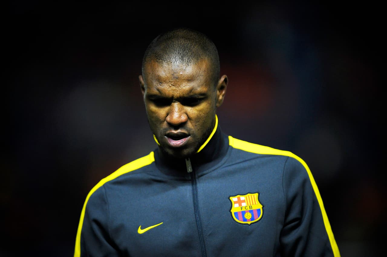 El caso de Eric Abidal conmovió al mundo cuando como jugador de Barcelona se conoció que padecía cáncer en el hígado, lo que obligó a su retiro temporal.