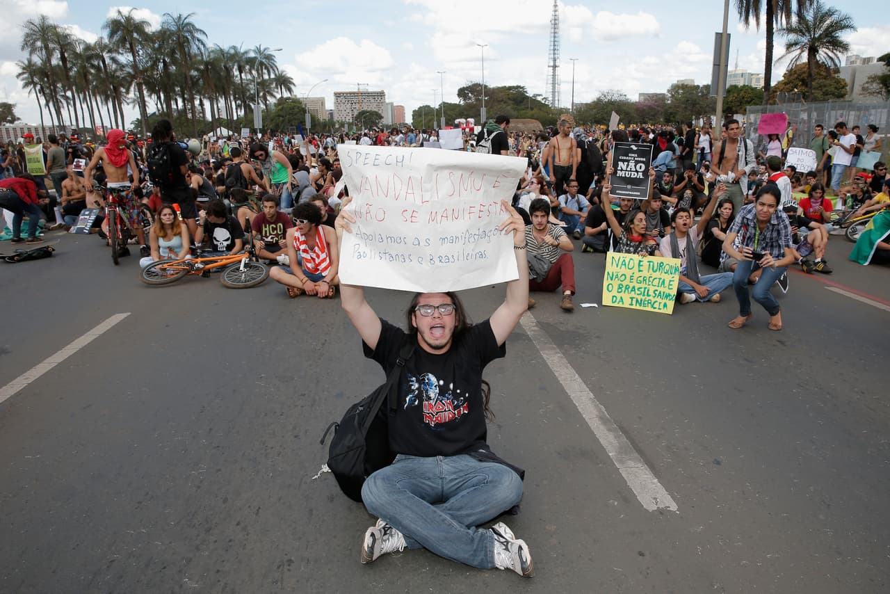 Para los dos torneos FIFA los alegatos del pueblo iban dirigidos a la extensa inversión que realizó el Gobierno para remodelar sus estadios y ciudades, mientras miles de personas morían de hambre y no tenían salud ni escuelas dignas. Para Río 2016 las cosas estallaron por escándalos de corrupción como en esta oportunidad, en la que se han programados protestas en favor de Lula Da Silva por su polémico encarcelamiento.