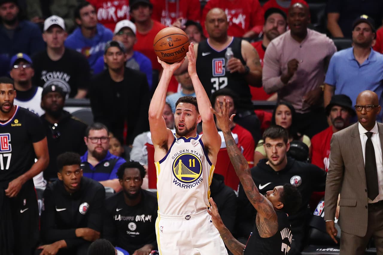 Thompson se encuentra en competencia de postemporada con los Warriors, lo que tampoco le impidió verse con Eiza en Los Ángeles en un restaurante de forma muy privada.