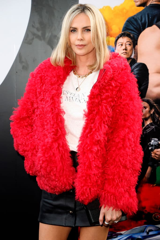 Charlize Theron en ‘Æon Flux’ (2005) 
<br>Charlize tuvo que abandonar el set con una hernia de disco y una posible parálisis luego de caer sobre su cuello al tratar un salto mortal hacia atrás.
<br>