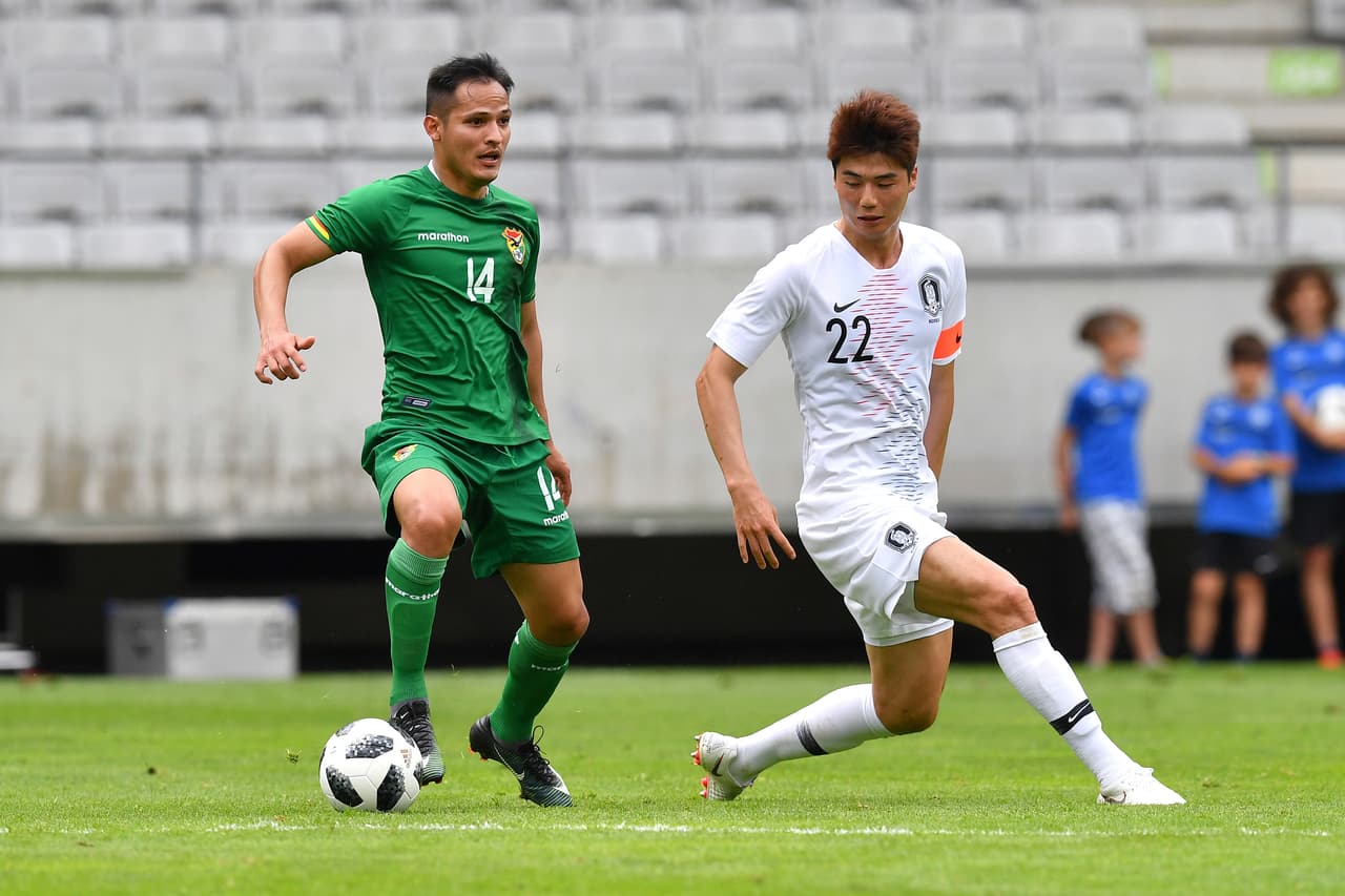 Los asiáticos, por su parte, parecieron cambiar su verticalidad por un fútbol más tosco, pero luego fueron deshaciendo el acoso inicial de los bolivianos y volvieron a protagonizar las ocasiones.