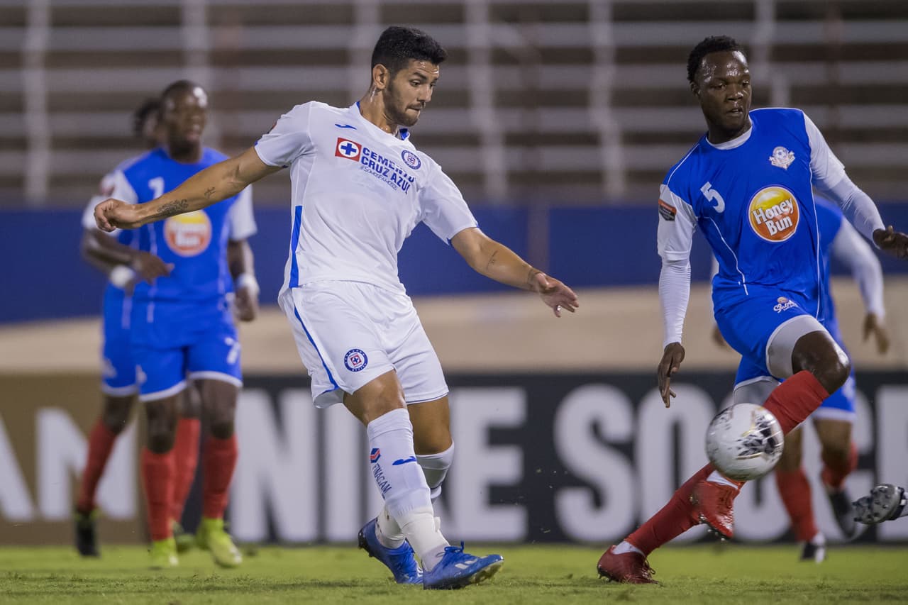 Lucas Passerini manda un centro peligroso pero el arquero Kemar Foster juega bien su área y termina con el peligro.