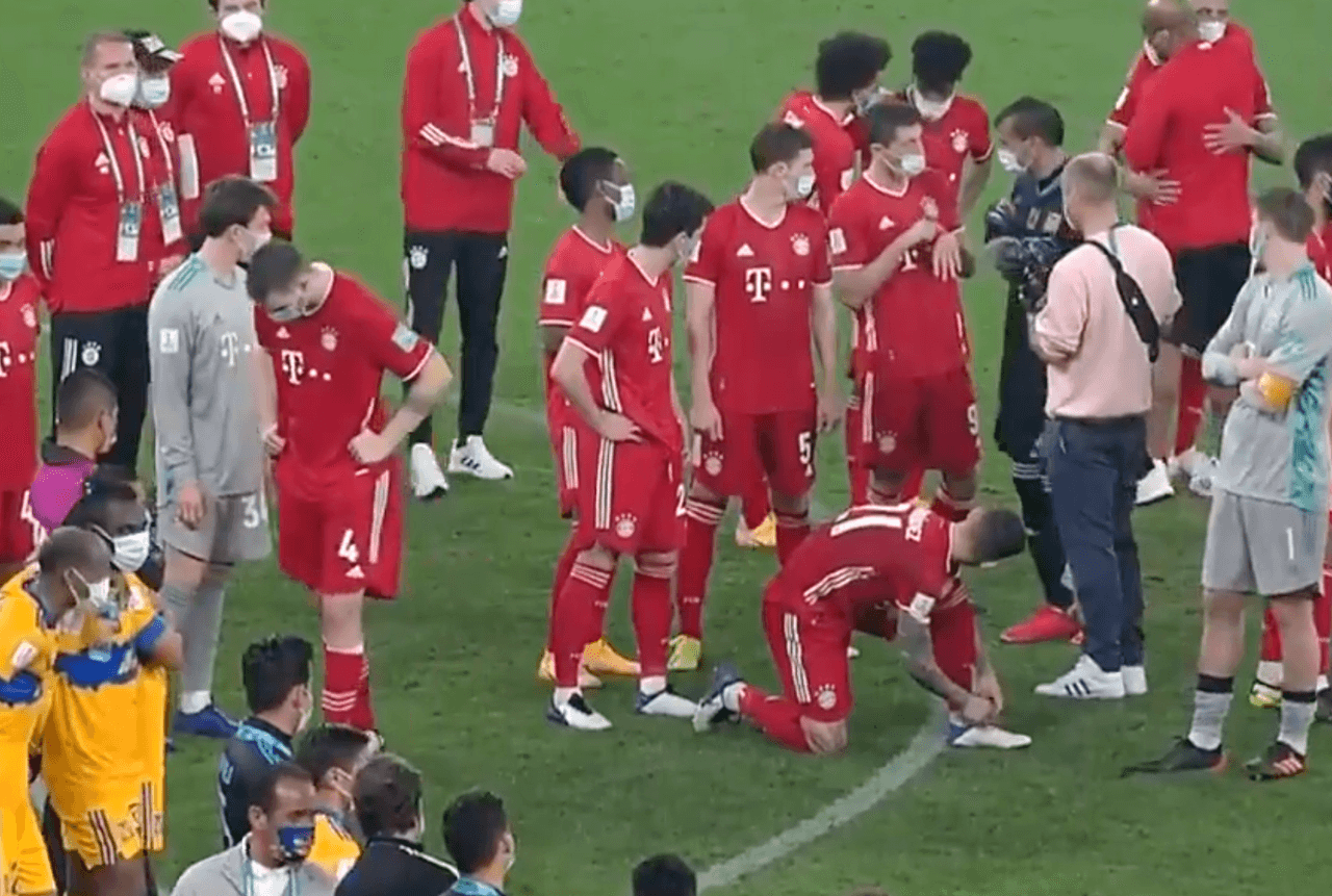 Nahuel Guzmán reclama a Robert Lewandowski por su mano