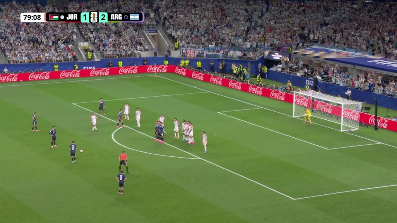 ¡GOL!  anota para Argentina. Lionel Messi