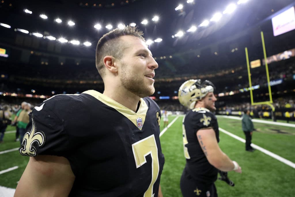 El factor X: Tayson Hill. Esta 'navaja suiza', que lo mismo lanza, despeja, corre, y recibe pases, fue la chispa que encendió a unos apagados Saints ante los Eagles el domingo pasado.