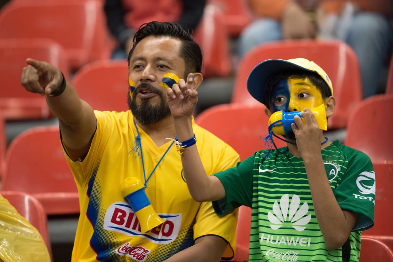 La lluvia que cayó durante algunos minutos no impidió que los aficionados acudieran al Coloso de Santa Ursula para disfrutar del encuentro.