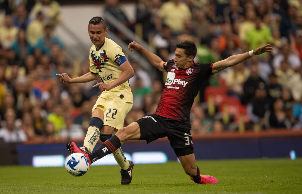 Ismael Govea presiona la salida del lateral mexicano Paul Aguilar.