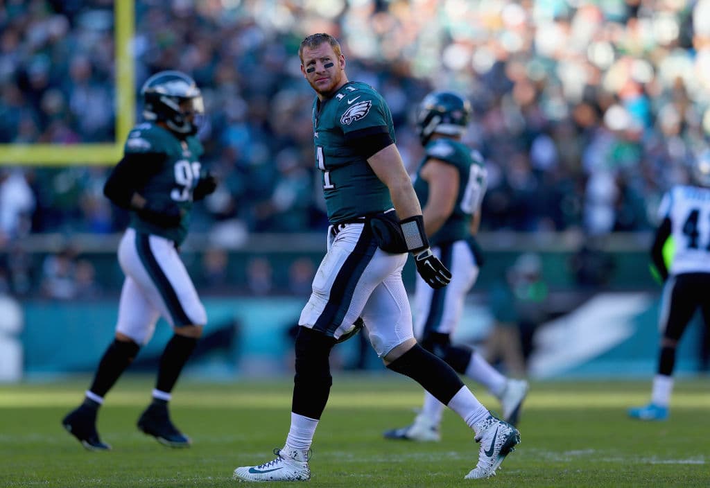 Carson Wentz no ha hallado la magia de 2017 y cargó con la derrota. Completó 30 de 37 pases para ganancia de 310 yardas con dos envíos de touchdown.