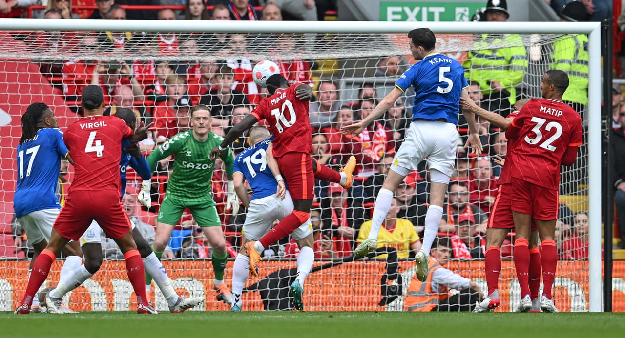 Liverpool derrotó al Everton gracias a los goles de Andrew Robertson y Divock Origi.