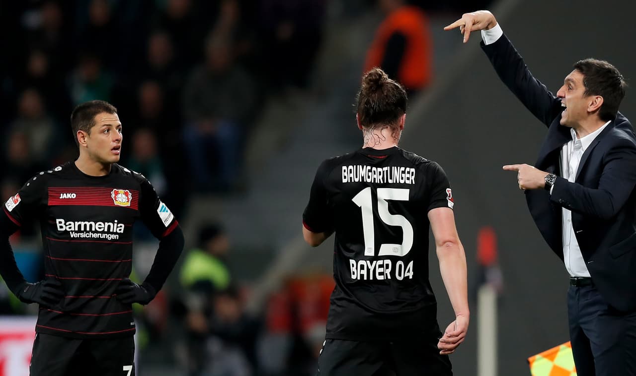El entrenador del Leverkusen, Tayfun Korkut, dando indicaciones al 'Chicharito' Heánrndeáz y a Julien Baumgartlinger.