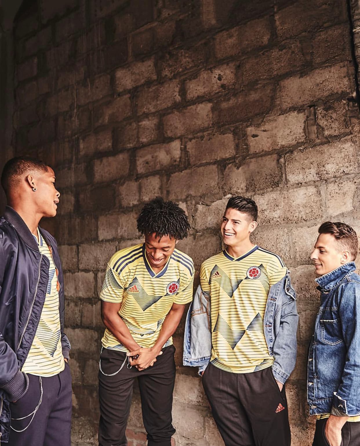 ¡Alegría! Este martes la marca alemana hizo oficial la nueva playera con la que Colombia enfrentará los próximos amistosos ante Japón y Corea del Sur, así como la Copa América 2019, con unas particulares fotografías con protagonismo de James Rodríguez, David Ospina, Juan Guillermo Cuadrado, Wilmar Barrios y Santiago Arias.