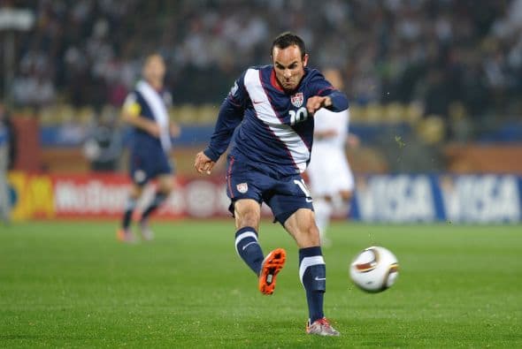 Con la selección mayor debutó en el Mundial de Corea-Japón 2002, Donovan y sus compañeros harían historia al clasificar hasta los cuartos de final.