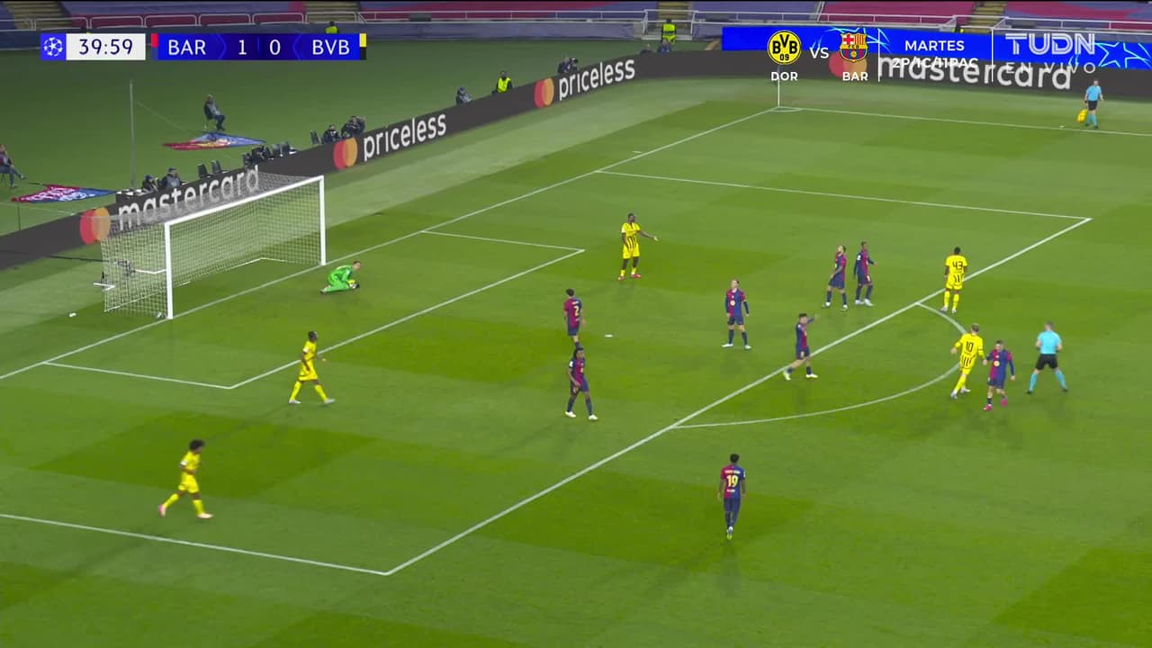 ¡TIRO ATAJADO! disparo por Jamie Gittens.