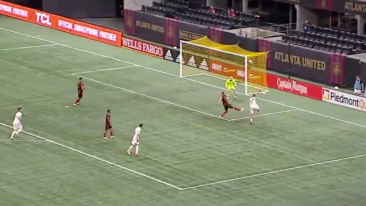 Pizarro intenta pero no encuentra la llave del gol