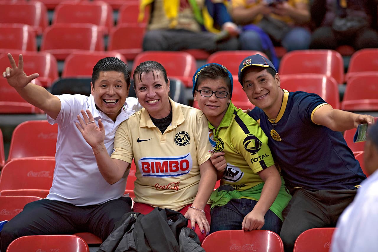 Colorido de afición en la ida de cuartos