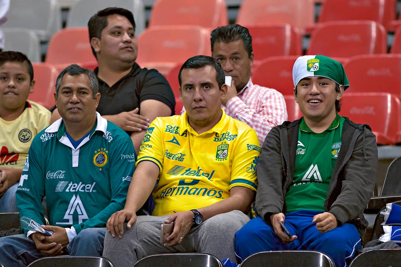 Colorido de afición en la ida de cuartos