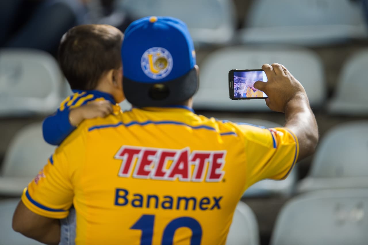 Colorido de afición en la ida de cuartos