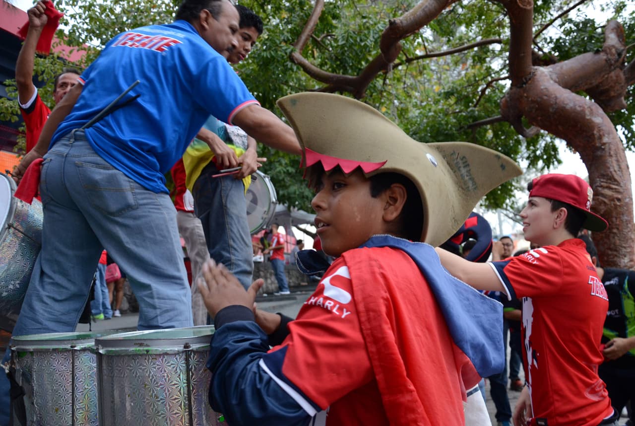 Colorido de afición en la ida de cuartos