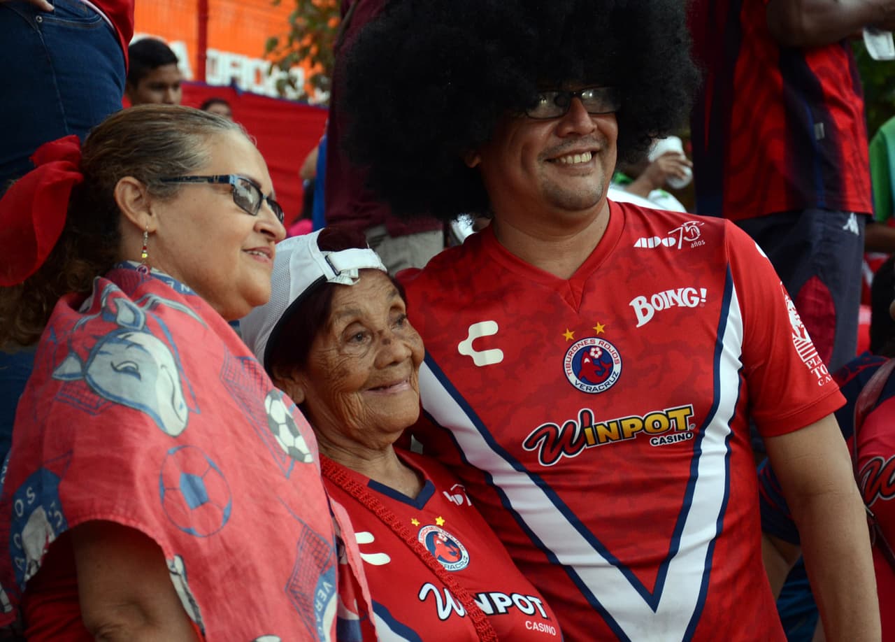 Colorido de afición en la ida de cuartos