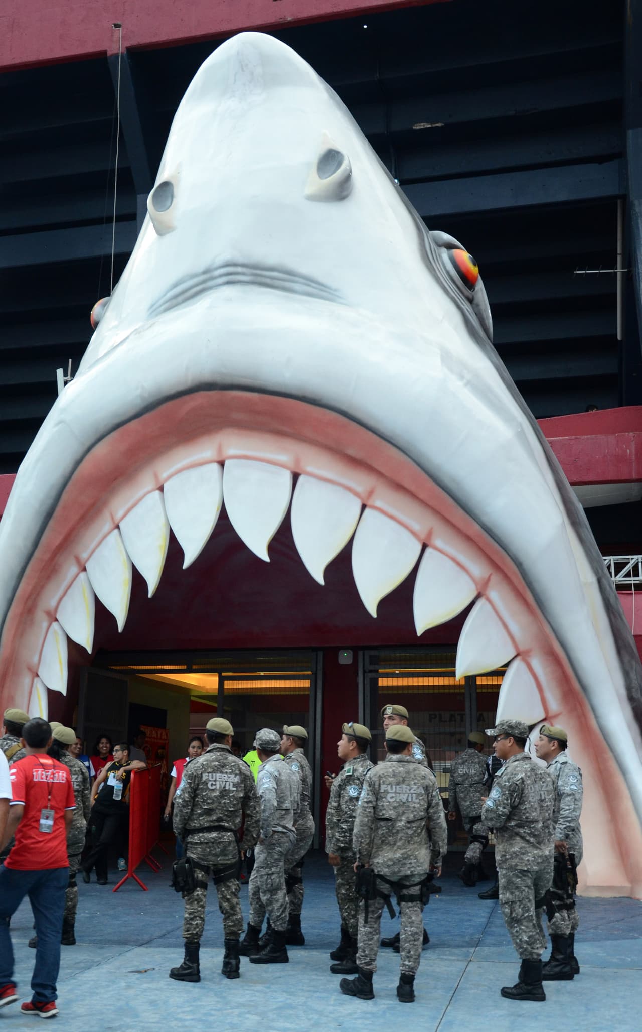 Colorido de afición en la ida de cuartos