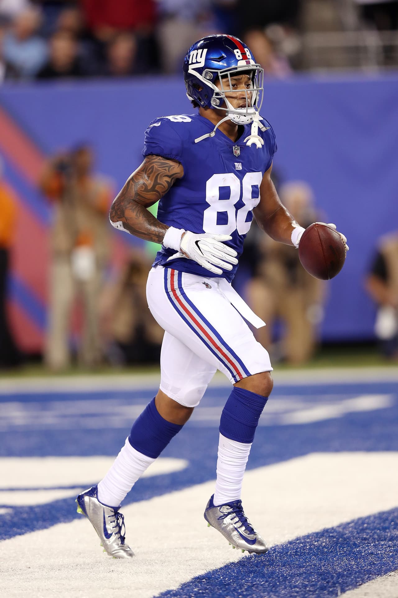 TE: 
<br>
<b>Evan Engram (Giants) </b>Aunque está rodeado de talento con Odell Beckham, Sterling Shepard y Brandon Marshall, el novato tiene la atención de Eli Manning y promedia más de 10 
<i>targets</i> por juego superando siempre las 44 yardas. Es una gran opción contra Chargers con su presencia física en la zona roja.