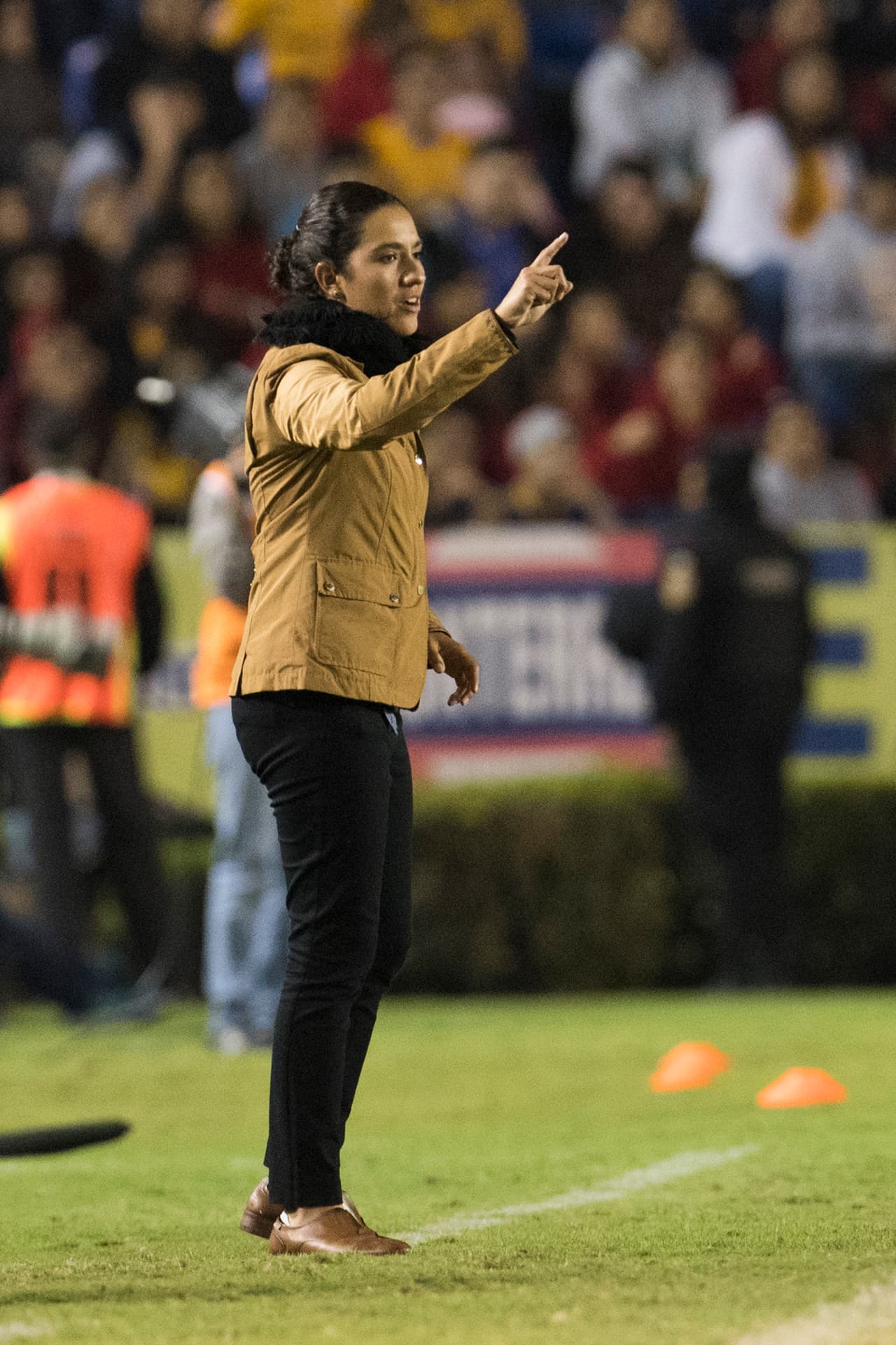 Eva Espejo, al darse cuenta de que su equipo estaba siendo vulnerado, daba instrucciones desde la banda.