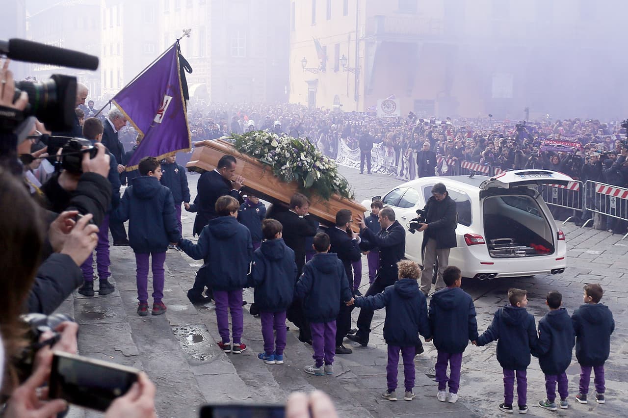 Este jueves, en Florencia (Italia), se llevó a cabo el funeral del futbolista italiano Davide Astori, quien falleció el pasado fin de semana en la concentración de la Fiorentina. La Piazza della Croce se colmó con cerca de 7,000 aficionados que despidieron a su capitán.