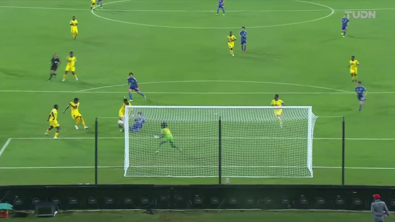 ¡Pierna salvadora! Joyce Lema se barre y evita el primero de Japón