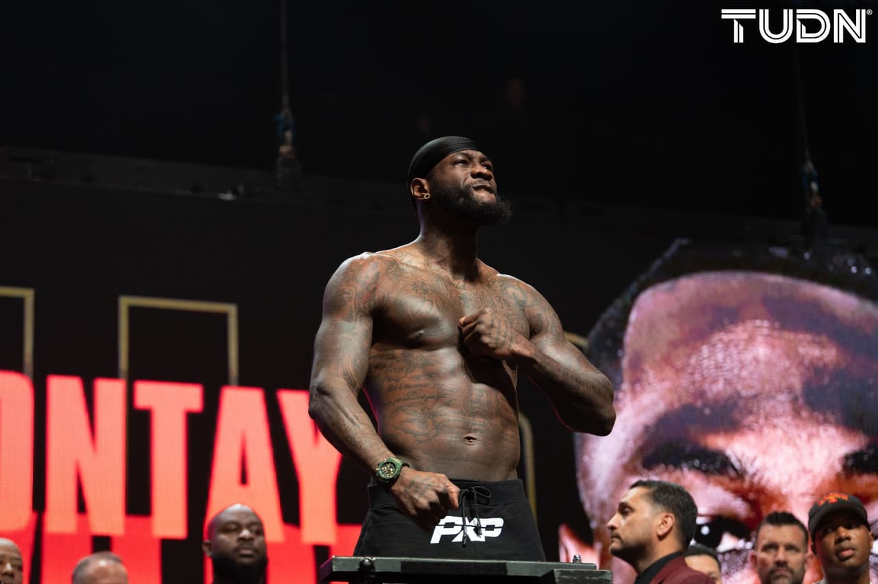 Tyson Fury (273 libras) y Deontay Wilder (231) protagonizaron un pesaje inusual al no poder realizar el tradicional cara a cara.