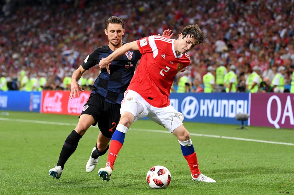 En primer plano, Mario Fernandes (2) cubriendo el esférico en la segunda parte del partido ante la presión del croata Sime Vrsalijko (2). El complemento del cotejo fue muy ríspido y desgastante.