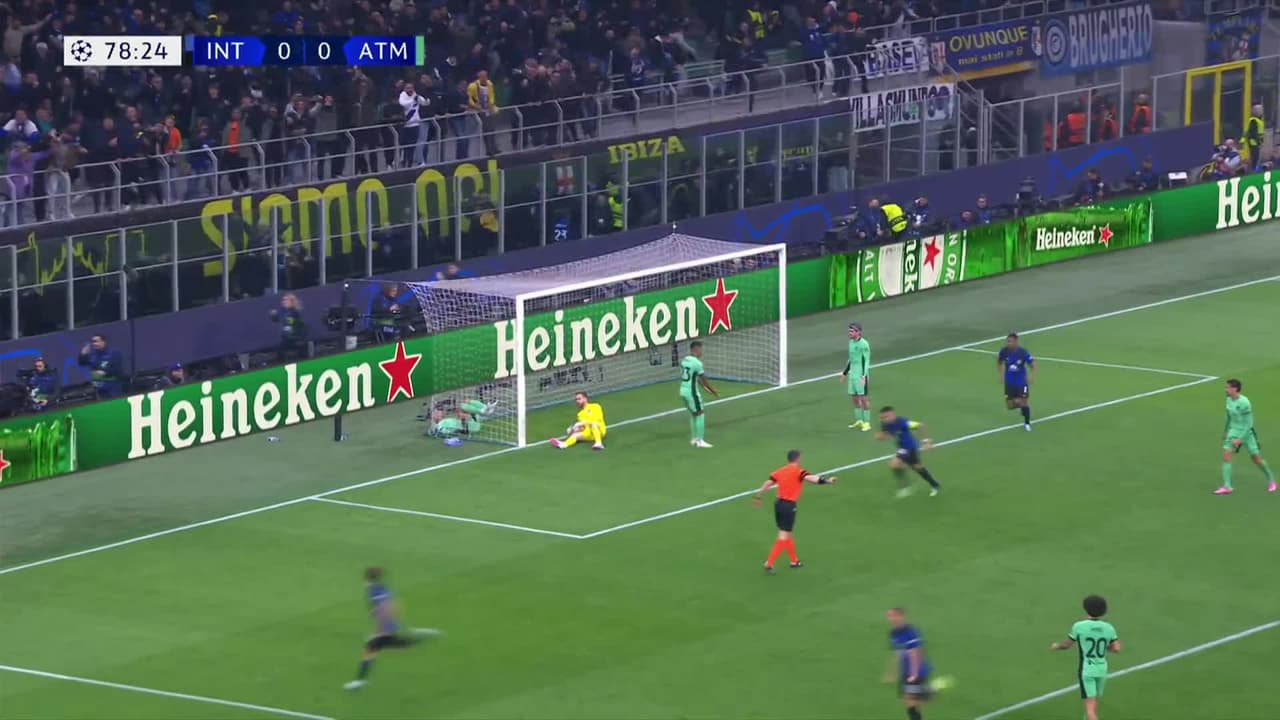 ¡TIRO ATAJADO! disparo por Lautaro Martínez.