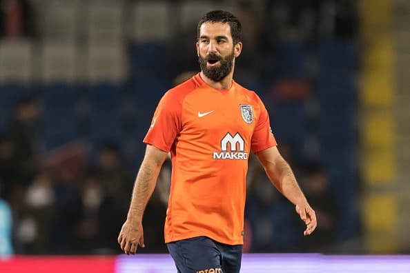 Arda Turan se mete en líos: pelea con un cantante y le rompe la nariz