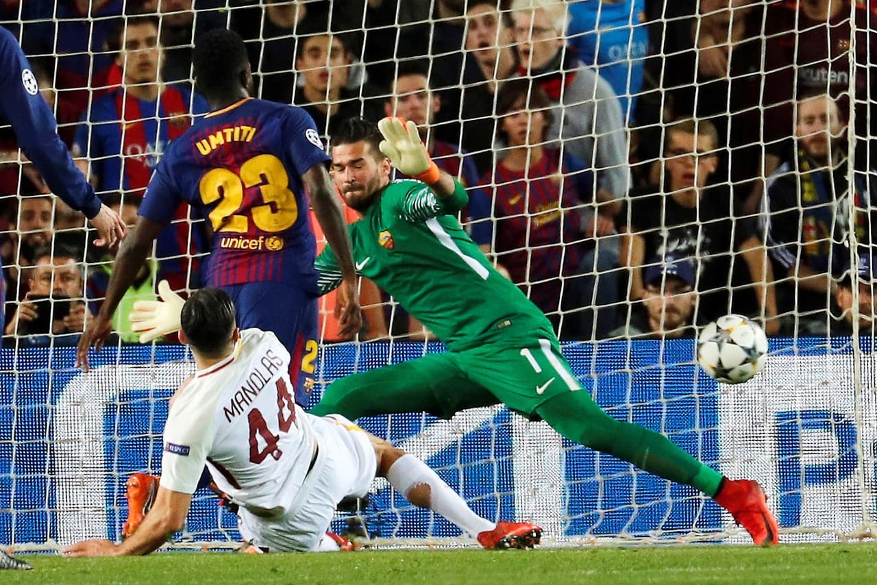 Ivan Rakitic centró desde el costado derecho, el francés no pudo pegarle al balón y tras un rebote en el palo, el griego terminó metiéndo la pelota a su propia portería.