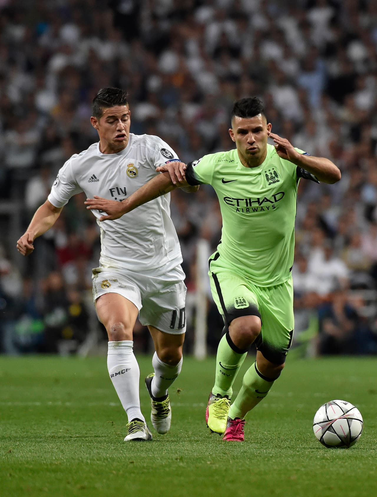 James entró para la última media hora del juego y no desentonó en el ritmo vertiginoso que traía el Madrid buscando hacer daño a los ingleses.