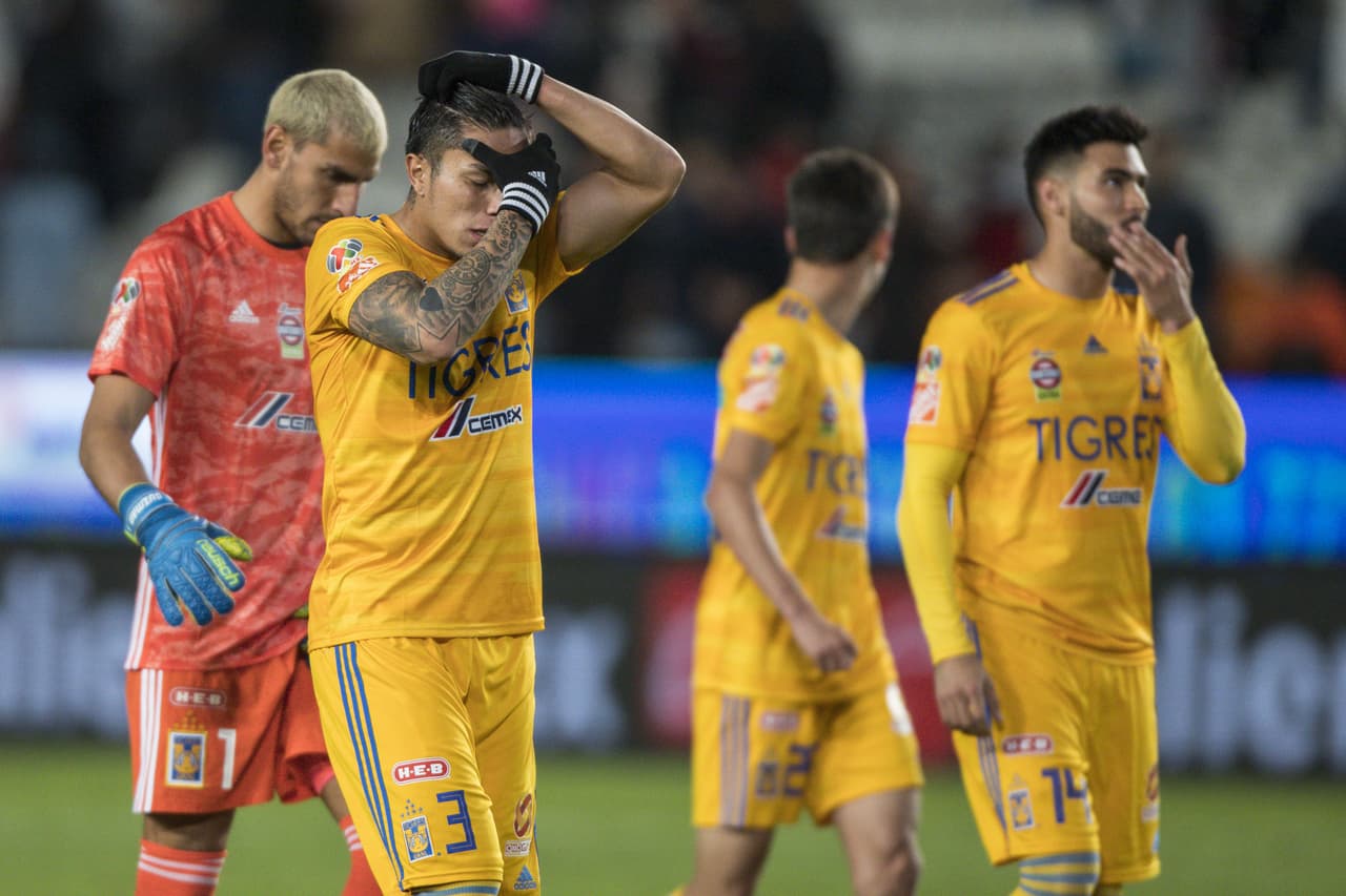 Carlos Salcedo ya tenía planeado un cambio de 'look' pues desde hace dos semanas durante al derrota de Tigres 0-2 ante Pachuca, se agarraba el cabello constantemente.