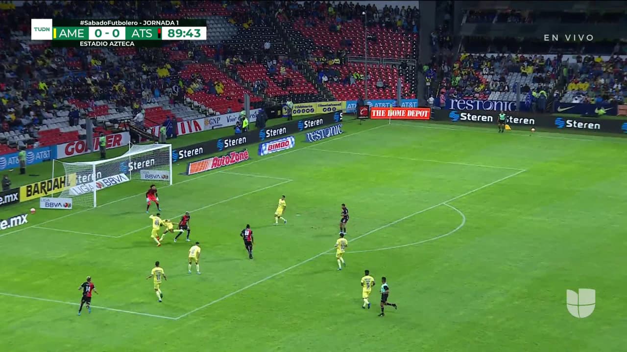 ¡TIRO ATAJADO! disparo por Julián Quiñones.