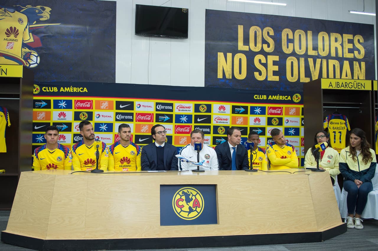 Las Águilas presentaron a unos muy sonrientes Joe Corona, Emanuel Aguilera, Henry Martín, Andrés Ibargüen y Jérémy Ménez como sus nuevos hombres para el Clausura 2018.