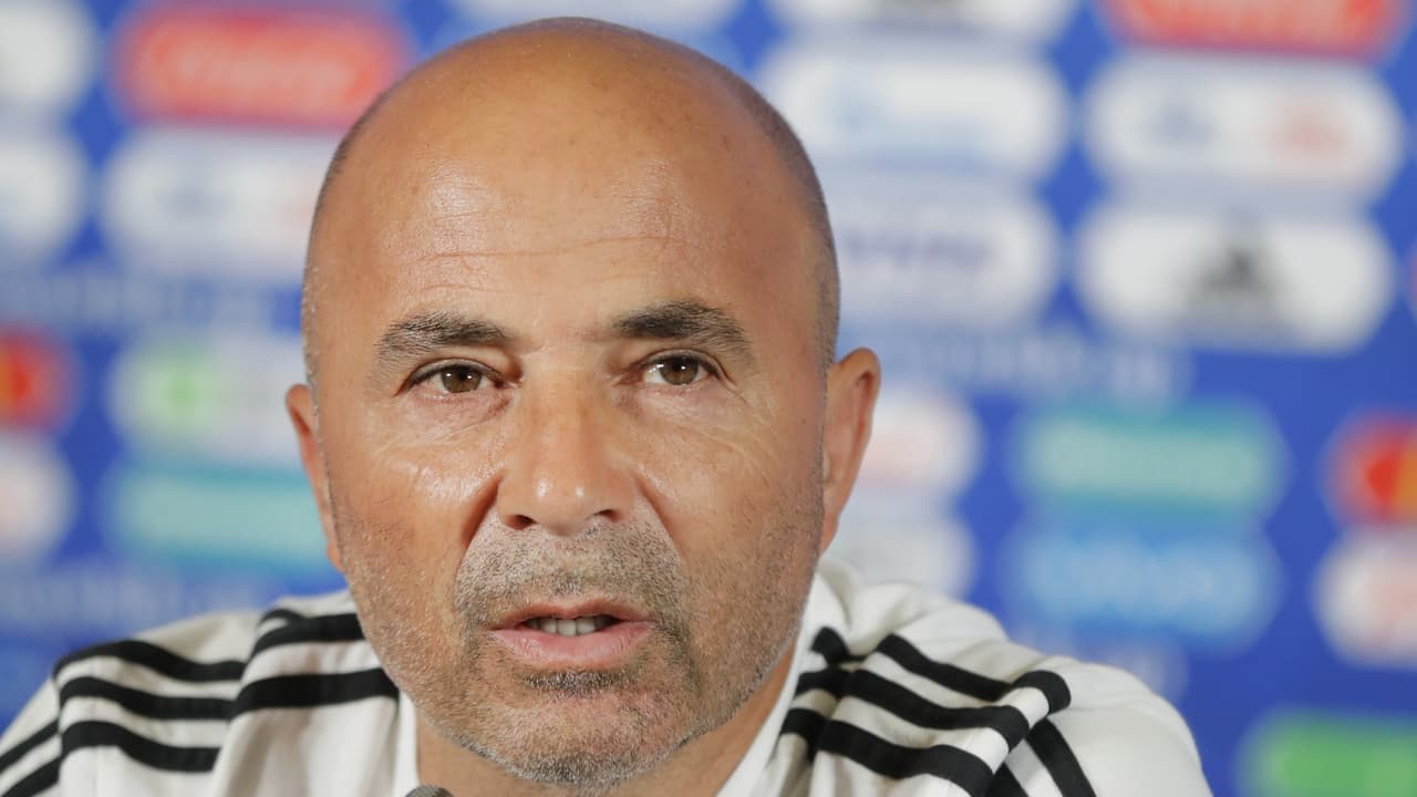 ¿Puñalada? Sampaoli cobra normal pero a su plantel le deben tres meses