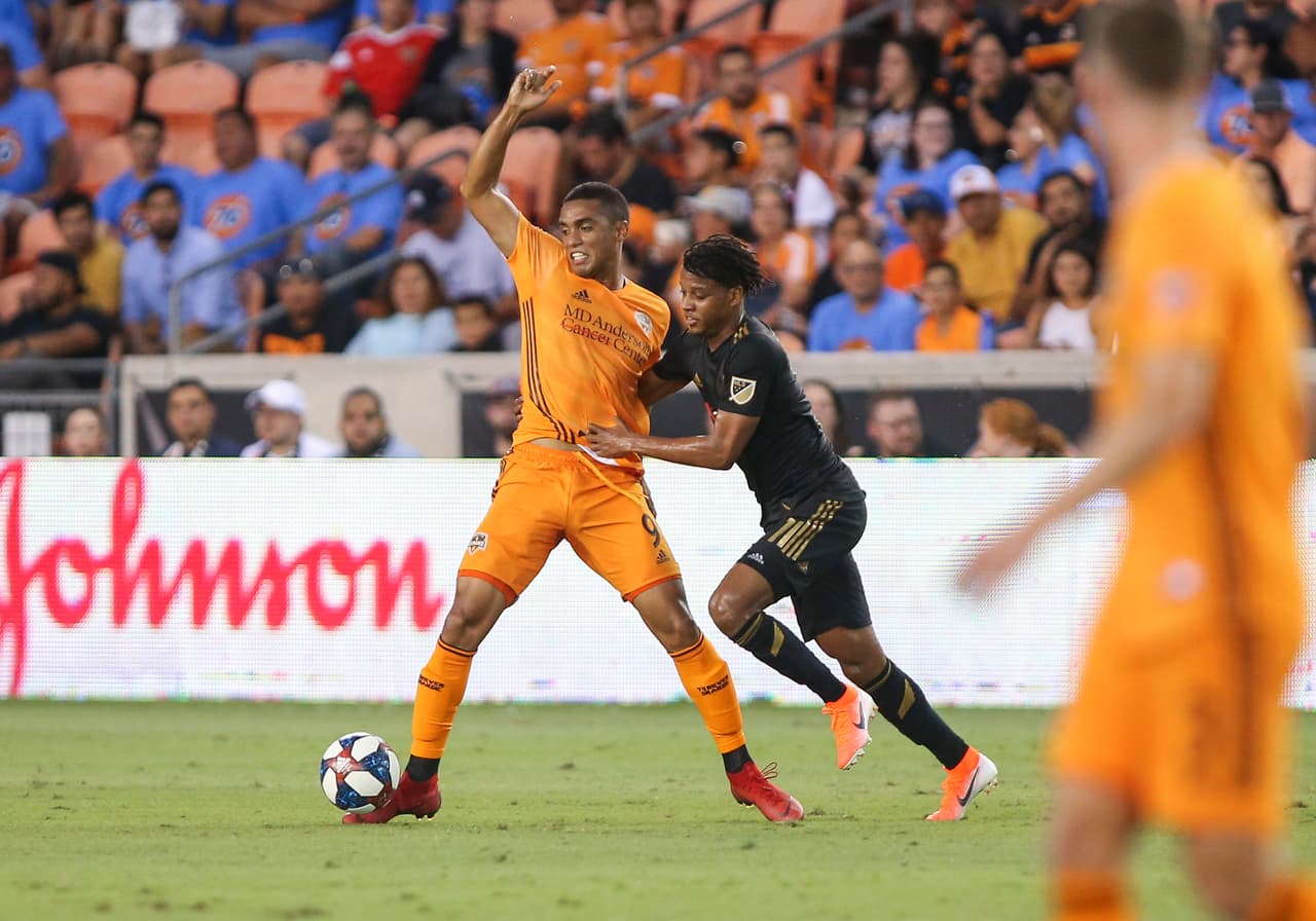 El colombiano Mauro Manotas (centro) buscó el empate para Houston Dynamo, pero su equipo no alcanzó ante la buena defensa de los compañeros de Carlos Vela.