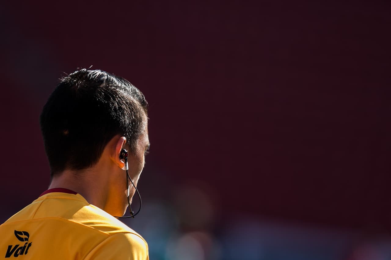 Esa información llega al árbitro central que puede tomar una nueva decisión de er necesario. Esto funcionó durante Rusia 2018 para tomar mejores decisiones.