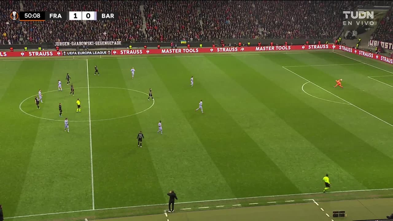 ¡TIRO ATAJADO! disparo por Martin Hinteregger.