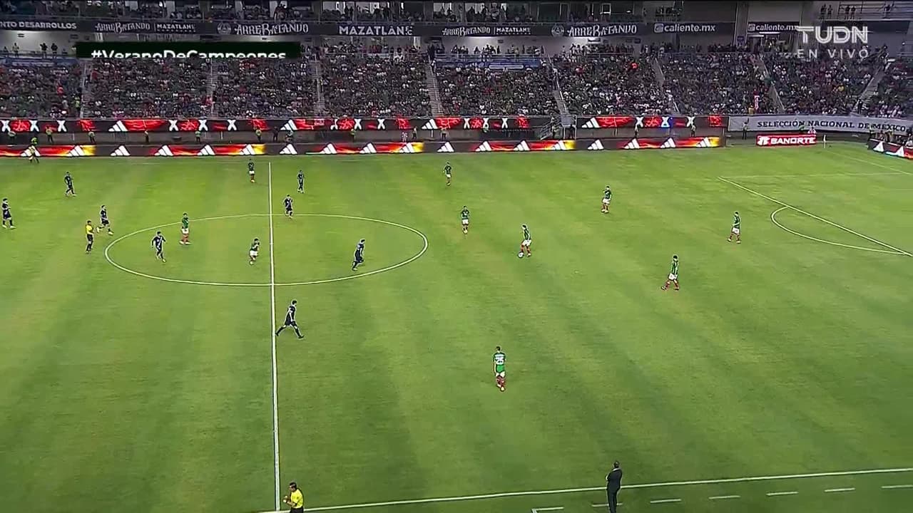 Arranca el partido y la pelota está en juego.