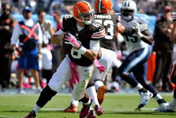 Brian Hoyer lanzó un pase de seis yardas a Travis Benjamin, cuando restaban 1:09 minutos, y los Browns remontaron una desventaja de 25 puntos para imponerse 29-28 a los Titans.
