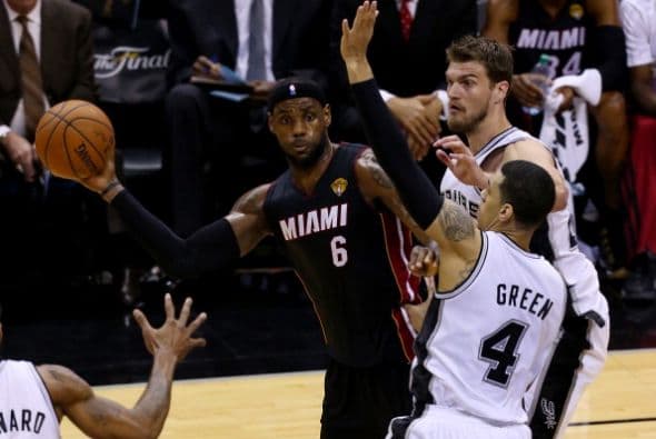 Todo o nada. Dispuestos a dejar la vida en la cancha San Antonio fue por su quinto campeonato mientras Miami buscaba salir de la mala racha 3-1 pese a que ningún equipo en la historia lo había logrado en una final. San Antonio apaleó a Miami.          