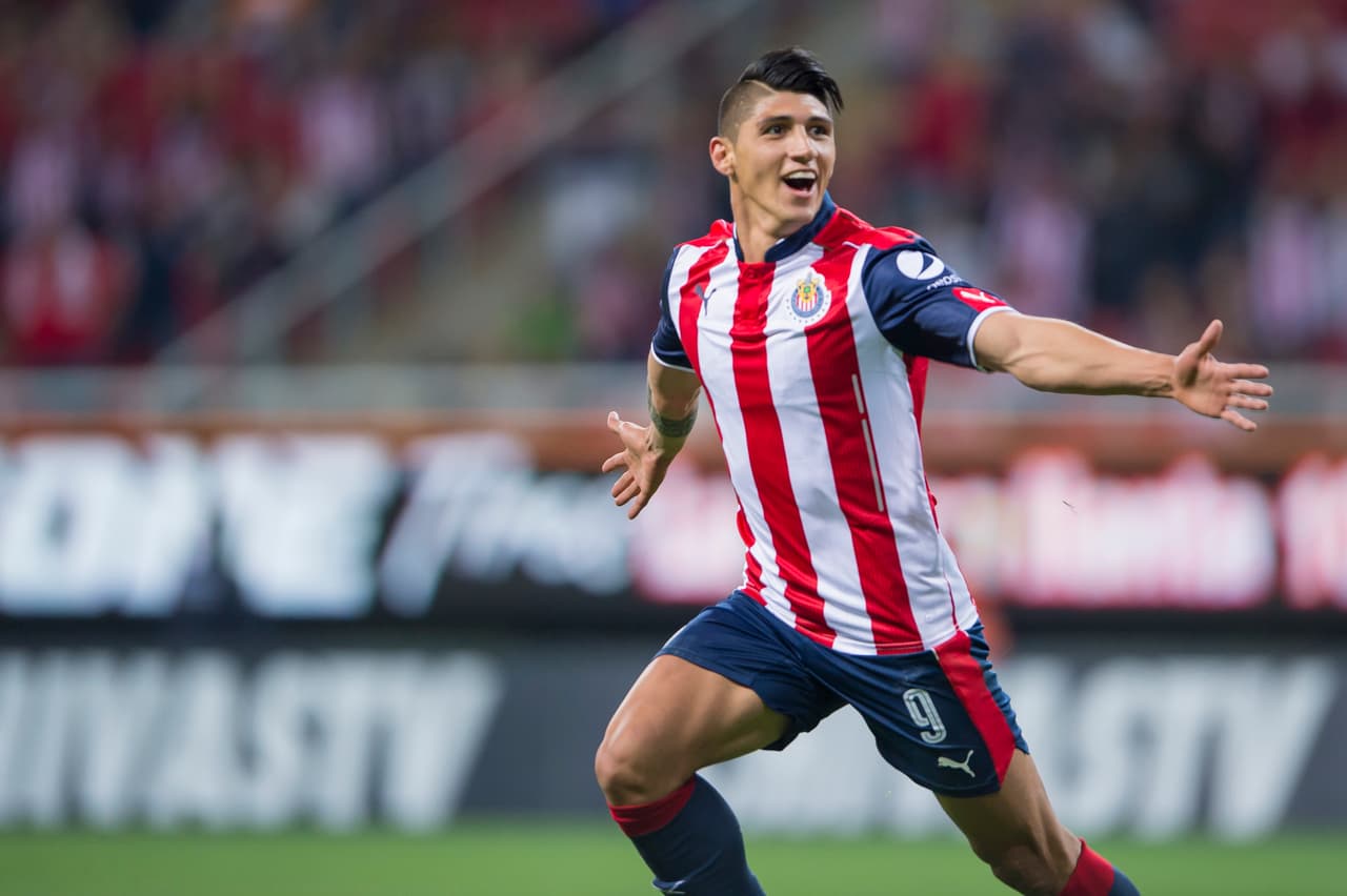 Alan Pulido marcó el primer gol del partido. Vaya golazo del atacante mexicano que perforó los guantes de Pedro Gallese.