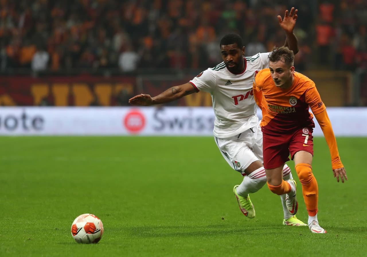 Galatasaray y Lokomotiv Moscu consiguieron empatar, resultado que pone al equipo turco en la cima del grupo A en la UEFA Europa League. Feghouli y Kamano anotaron a favor de sus escuadras.